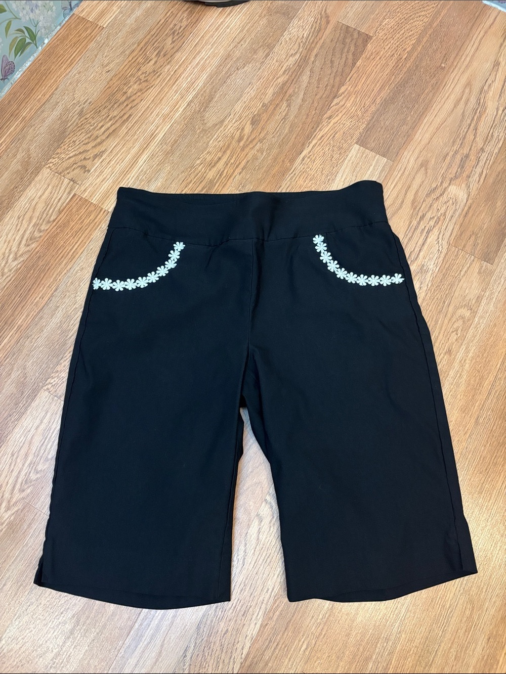 Attyre black with embroidered white floral trim Bermuda stretch shorts. Size 12